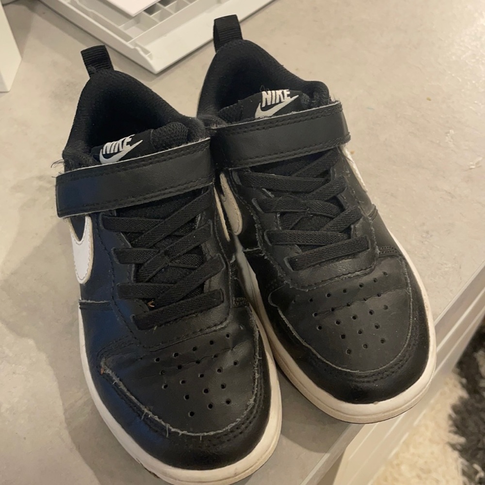 Nike boys court borough Velcro shoes, size 10.5